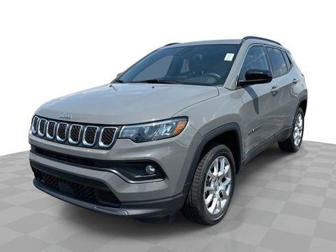 Used 2023 Jeep Compass Latitude w/ Sun and Sound Group AWD/4WD image 1