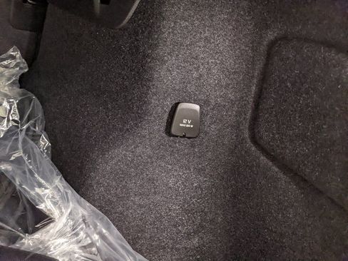 New 2026 Volvo XC40 B4 Plus w/ Protection Package Premier image 28