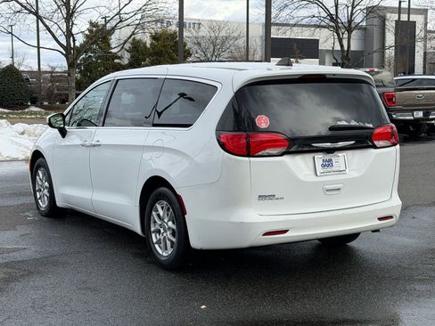 Certified 2022 Chrysler Voyager LX image 9