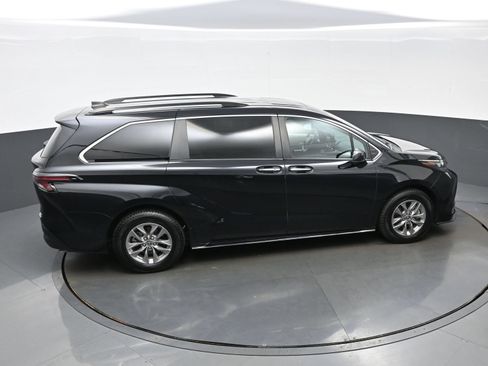 Used 2024 Toyota Sienna XLE FWD image 43