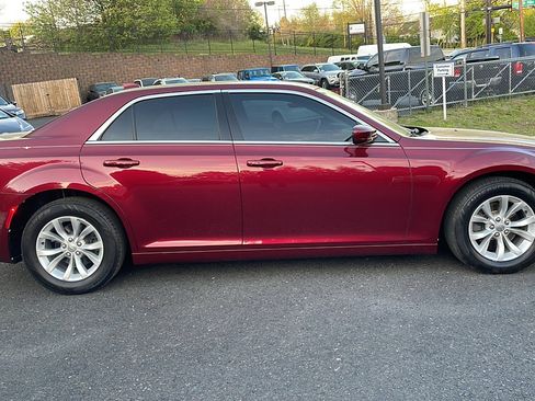 Used 2018 Chrysler 300 Touring image 3