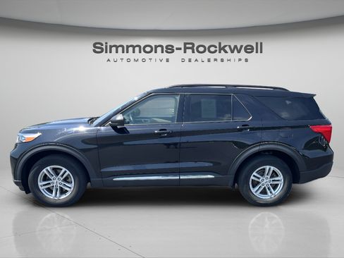 Used 2023 Ford Explorer XLT AWD/4WD image 2