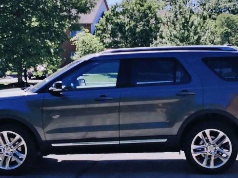 Used 2016 Ford Explorer XLT w/ Equipment Group 202A AWD/4WD image 10