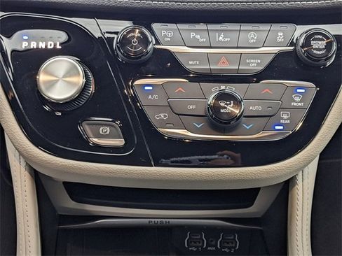 Used 2023 Chrysler Pacifica Limited image 16