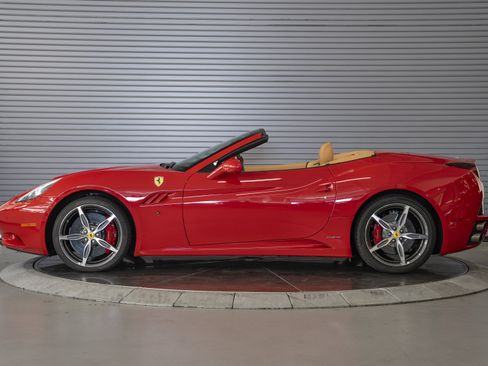 Used 2014 Ferrari California RWD image 2