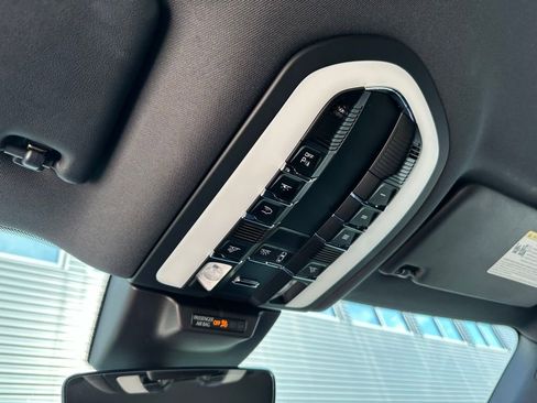 Used 2023 Porsche Macan image 32