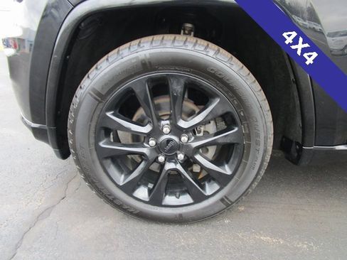 Used 2017 Jeep Grand Cherokee Altitude image 2