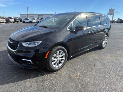 New 2026 Chrysler Pacifica Limited image 3