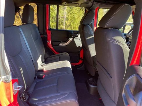 Used 2013 Jeep Wrangler Unlimited Sahara image 32
