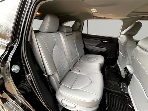 Used 2025 Toyota Highlander XLE image 25