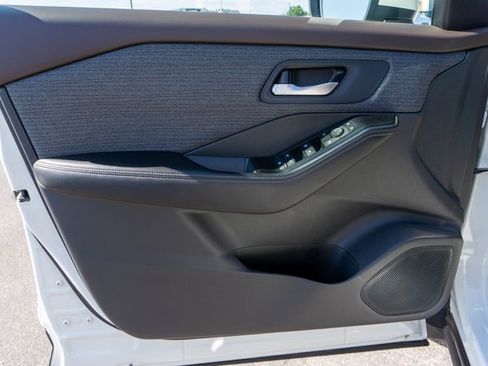 Used 2021 Nissan Rogue SV image 16