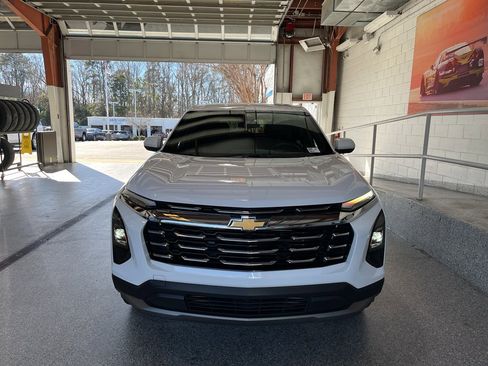 Used 2025 Chevrolet Equinox LT image 2