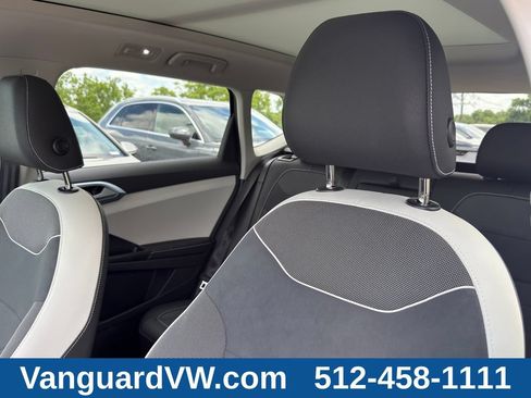 Used 2025 Volkswagen Taos SE w/ Panoramic Sunroof Package FWD image 9