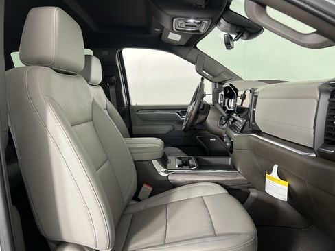 Used 2025 Chevrolet Silverado 3500 LTZ w/ LTZ Convenience Package image 31