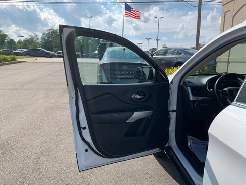 Used 2018 Jeep Cherokee Latitude Plus w/ Comfort/Convenience Group AWD/4WD image 12