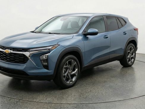 Used 2025 Chevrolet Trax LT FWD image 3