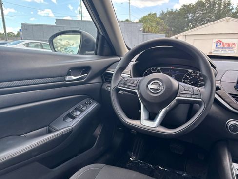 Used 2025 Nissan Altima 2.5 SV FWD image 33