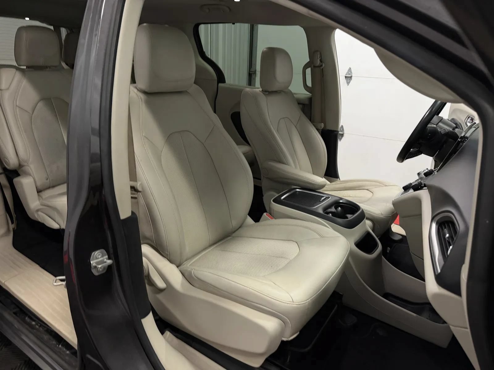 Used 2021 Chrysler Pacifica Touring-L FWD image 44