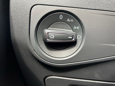 Used 2021 Volkswagen Tiguan SE image 19