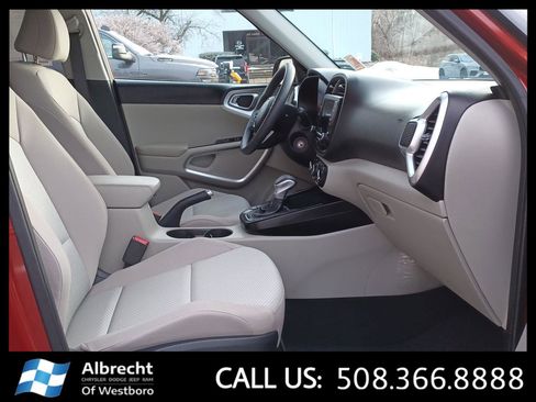 Used 2023 Kia Soul LX w/ LX Technology Package image 17