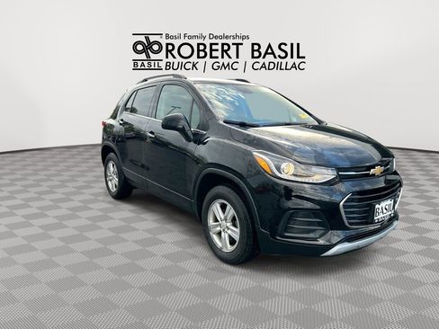 Used 2020 Chevrolet Trax LT w/ LT Convenience Package AWD/4WD image 2