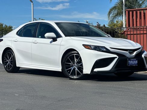Used 2023 Toyota Camry SE image 2