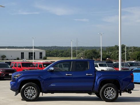 Used 2025 Toyota Tacoma Limited AWD/4WD image 3