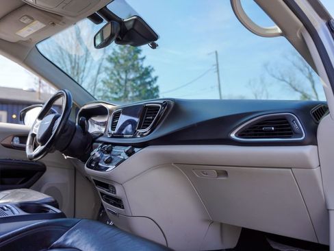 Used 2017 Chrysler Pacifica Touring-L Plus w/ Advanced Safetytec Group image 38