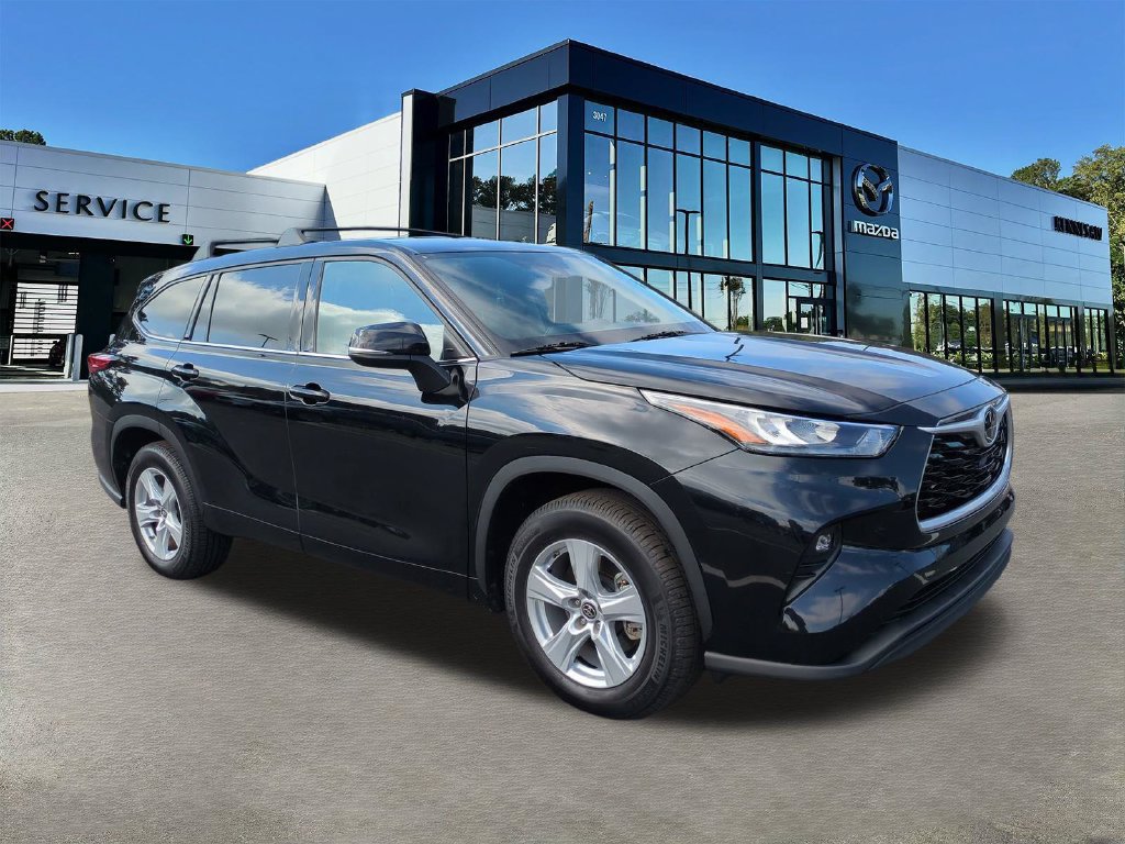 Used 2020 Toyota Highlander LE FWD image 2