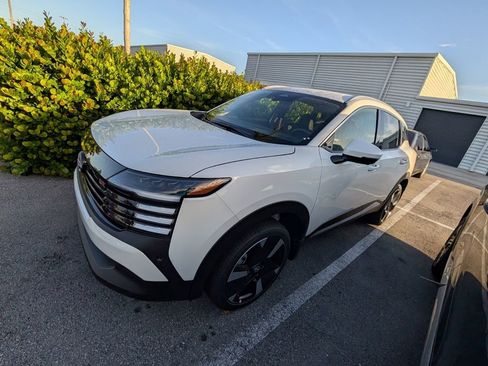 New 2025 Nissan Kicks SR image 2