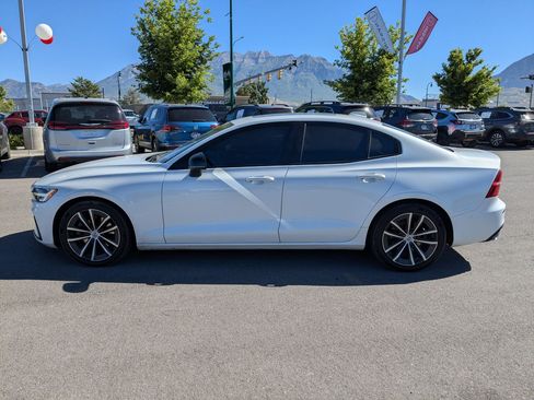 Used 2022 Volvo S60 B5 Momentum w/ Premium Package FWD image 9
