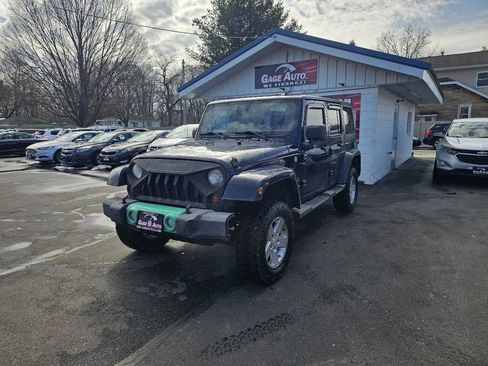 Used 2013 Jeep Wrangler Unlimited Sahara image 4