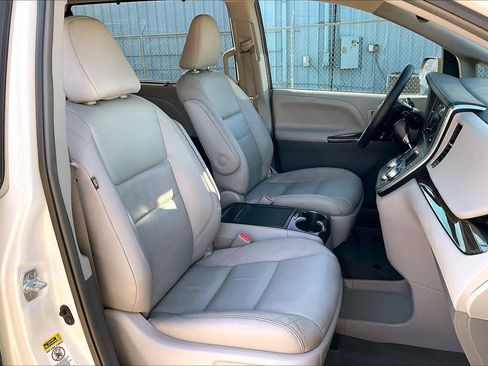 Used 2017 Toyota Sienna XLE image 7