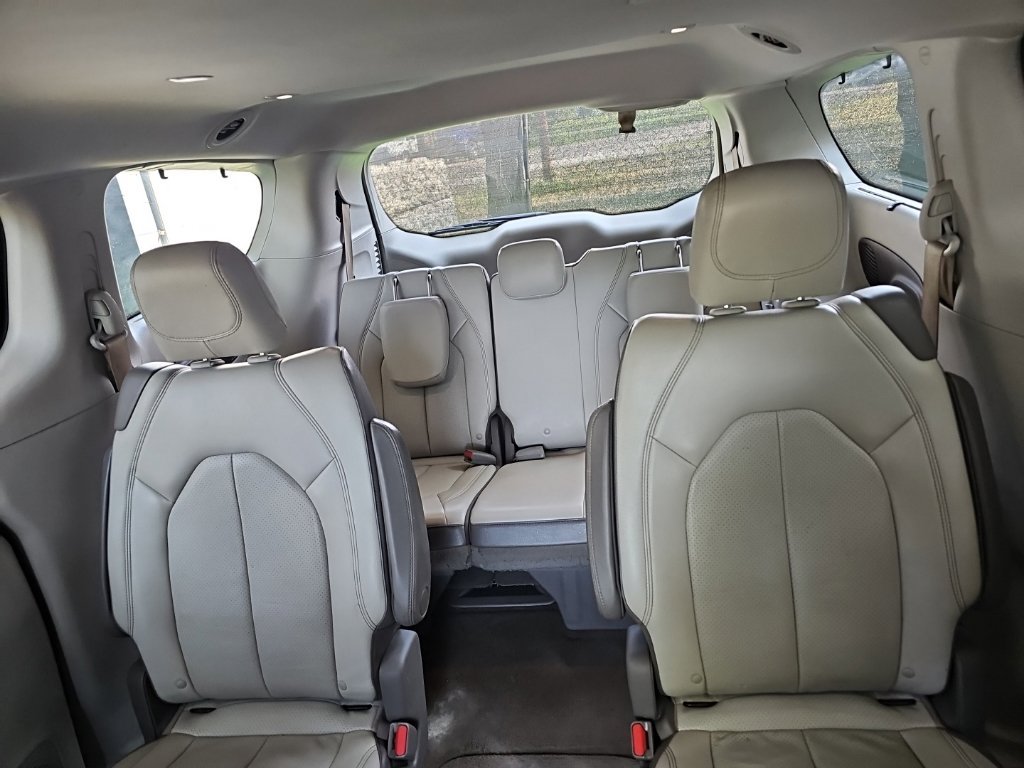 Used 2018 Chrysler Pacifica Touring-L Plus w/ Advanced Safetytec Group FWD image 14