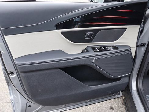 Used 2025 Lincoln Nautilus Premier image 24