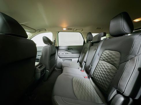 Used 2024 Nissan Pathfinder S image 27