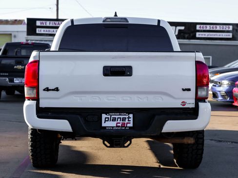 Used 2021 Toyota Tacoma SR5 w/ Trail Edition image 13