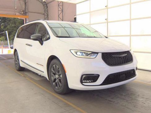 Used 2024 Chrysler Pacifica Limited w/ Uconnect Theater Family Group FWD image 1