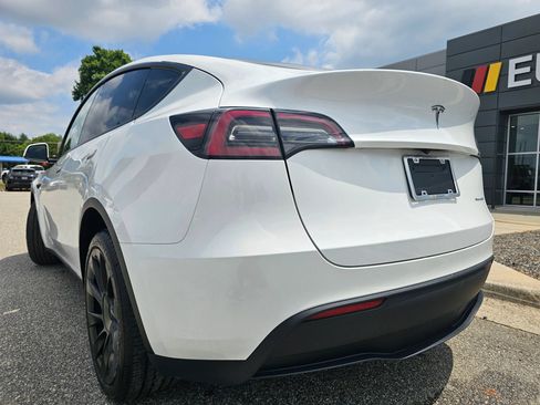Used 2023 Tesla Model Y Long Range AWD/4WD image 3