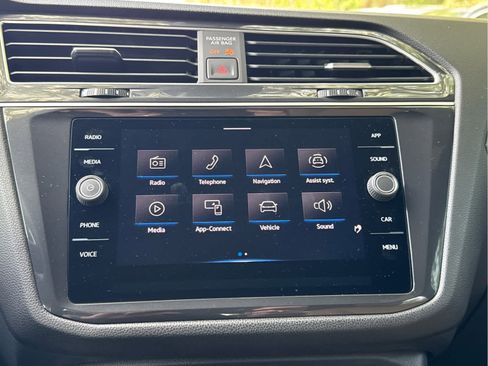 Used 2024 Volkswagen Tiguan SE w/ Panoramic Sunroof Package image 64