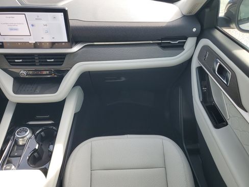 Used 2025 Ford Explorer Platinum w/ Ultimate Package image 22