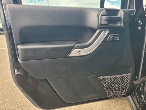Used 2017 Jeep Wrangler Unlimited Rubicon w/ Connectivity Group AWD/4WD image 18