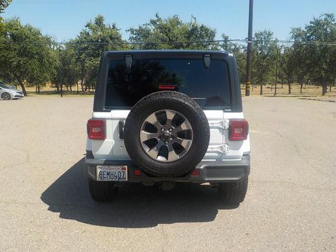 Used 2018 Jeep Wrangler Unlimited Sahara AWD/4WD image 7