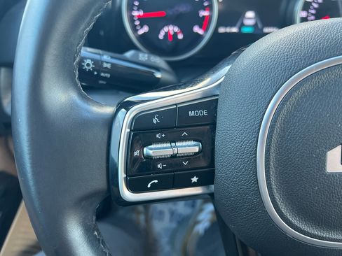 Used 2022 Kia Carnival EX image 27