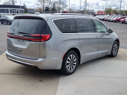 Used 2021 Chrysler Pacifica Touring-L FWD image 5