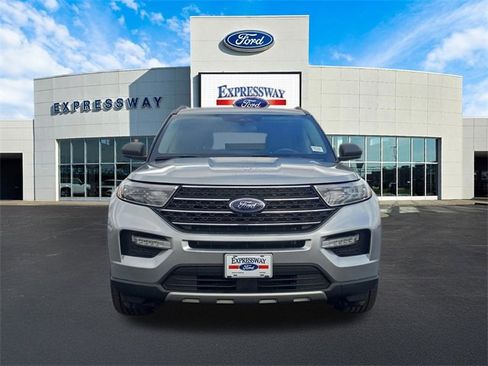 Used 2022 Ford Explorer XLT w/ Equipment Group 202A image 3
