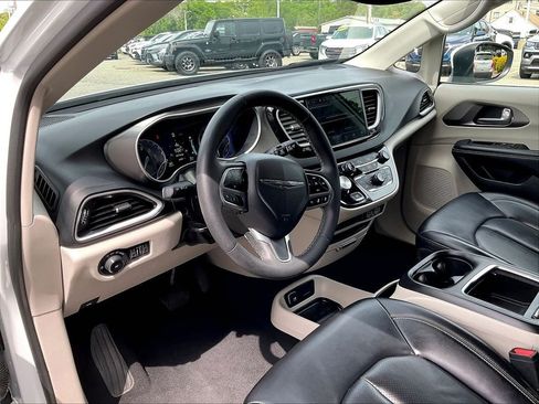 Used 2023 Chrysler Pacifica Touring-L FWD image 8