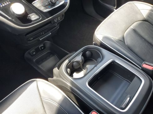 Used 2019 Chrysler Pacifica Limited w/ S Appearance Package FWD image 33
