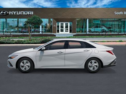 New 2026 Hyundai Elantra SE image 3
