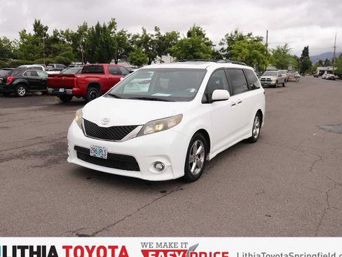 Used 2014 Toyota Sienna SE FWD image 1